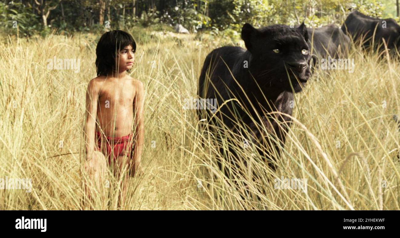 DAS DSCHUNGELBUCH 2016 Walt Disney Studios Motion Pictures Film mit Neel Sethi als Mowgli hier mit Bagheera, dem schwarzen Panther, gesungen von Ben Kingsley Stockfoto