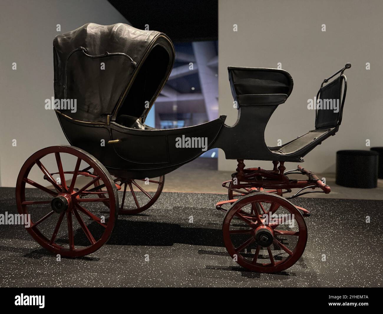 Antike traditionelle luxuriöse Ziegenwagen aus Leder (um 1890, Emile Hermes, Frankreich) Stockfoto