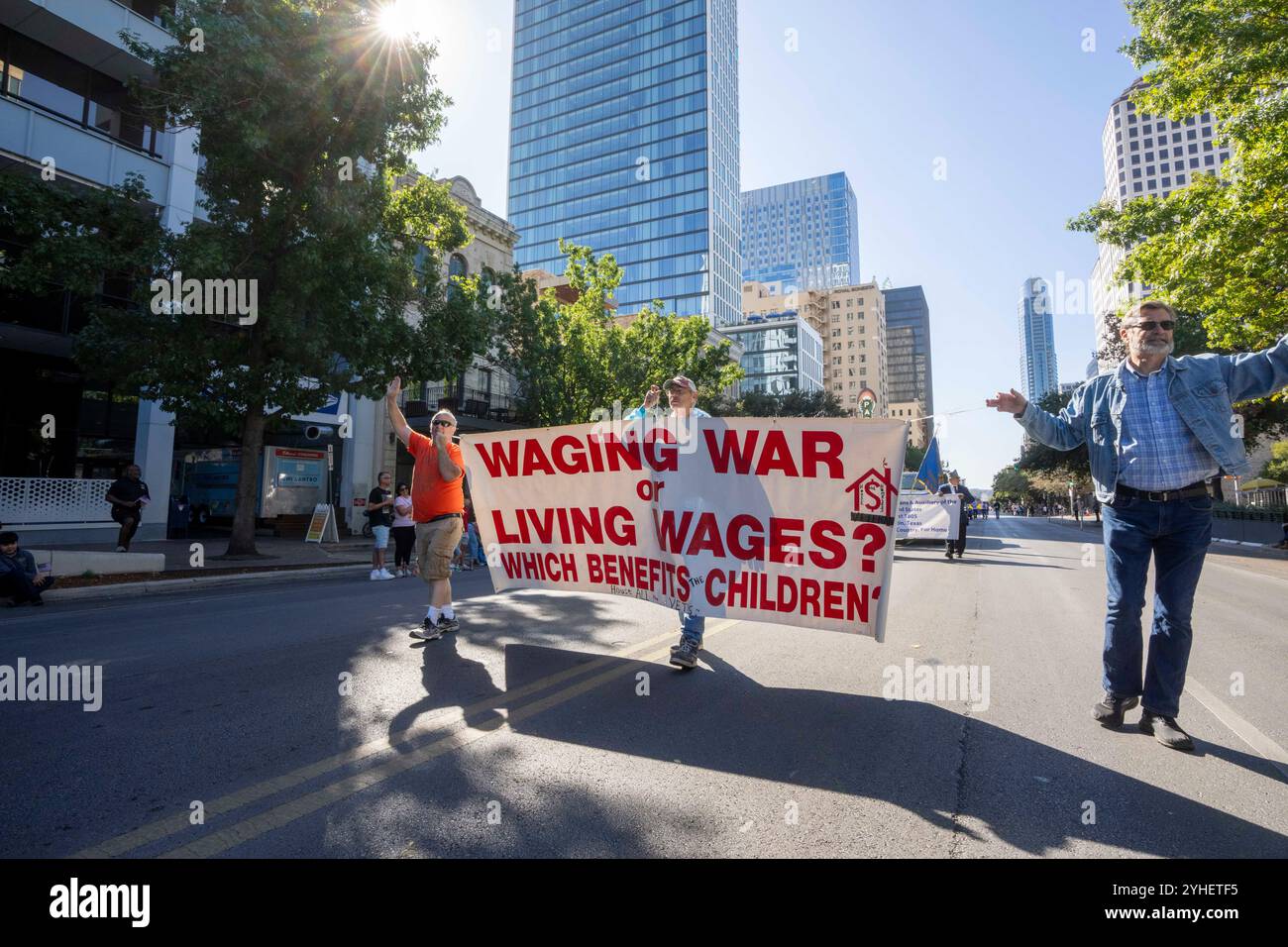 Austin, Tx, USA. November 2024. House the Obdacheless Advocates marschieren am 11. November 2024 während der jährlichen Veteran's Day-Parade auf die „Main Street“ in Texas. (Kreditbild: © Bob Daemmrich/ZUMA Press Wire) NUR REDAKTIONELLE VERWENDUNG! Nicht für kommerzielle ZWECKE! Quelle: ZUMA Press, Inc./Alamy Live News Stockfoto