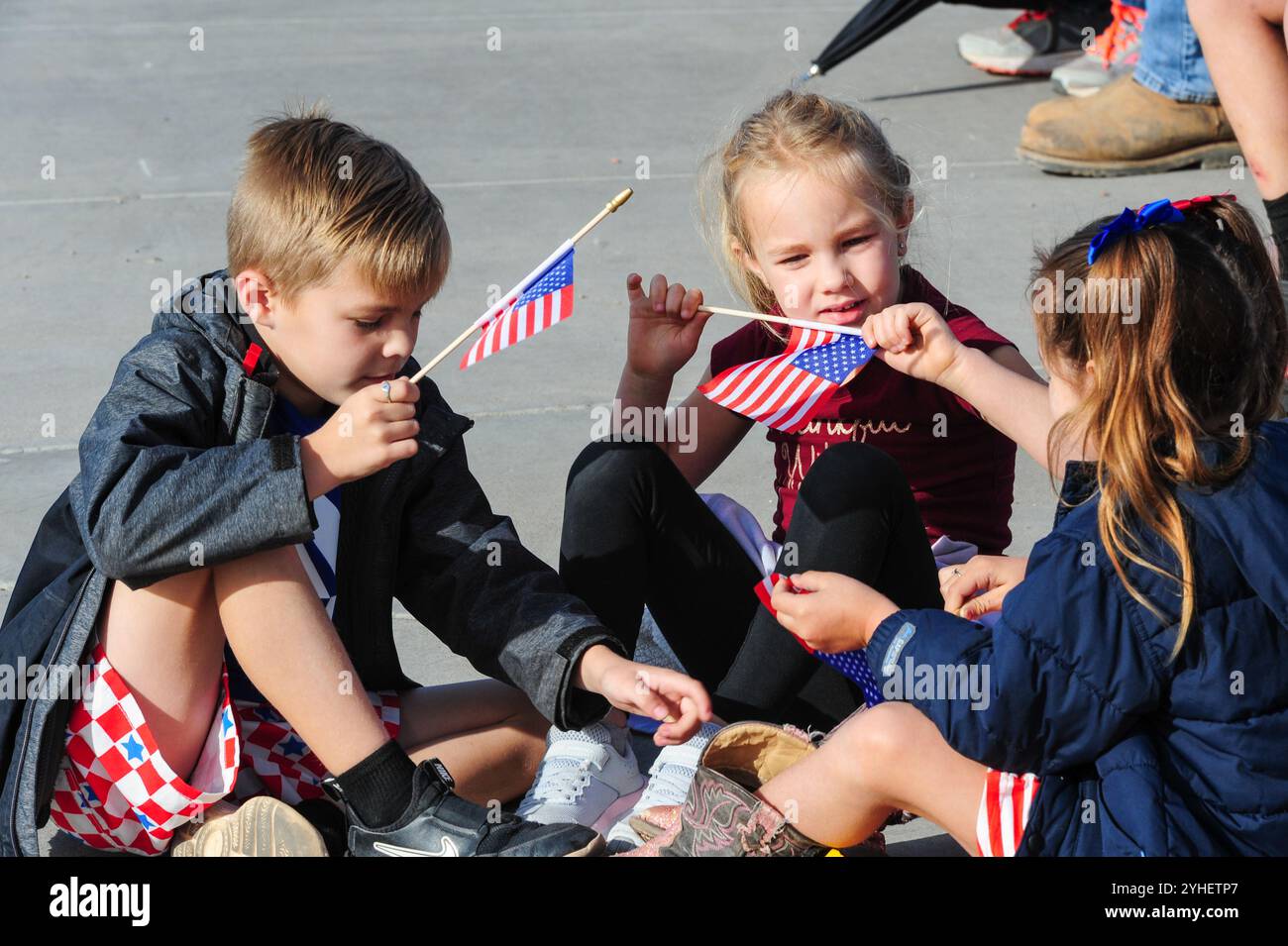 Apache Junction, Arizona, USA. November 2024. Veteranen aus allen Zweigen der US-Streitkräfte wurden geehrt, als Hunderte sich für die diesjährige Veterans Day-Parade versammelten. Bei der jährlichen Veranstaltung wurden Militärveteranen, aktive Einheiten, JROTC-Studenten, Ersthelfer und lokale Bürgerorganisationen vorgestellt. Quelle: ZUMA Press, Inc./Alamy Live News Stockfoto