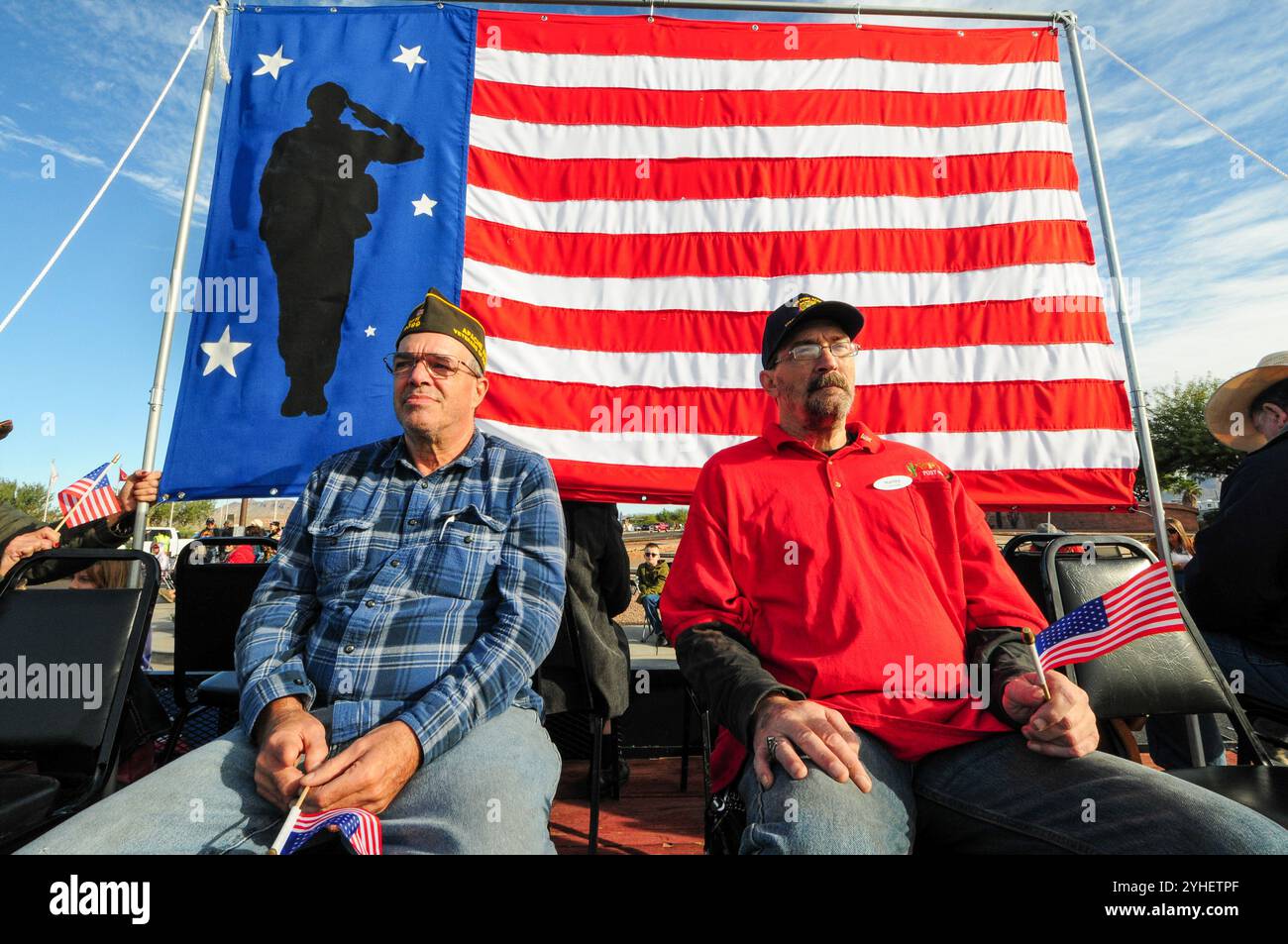 Apache Junction, Arizona, USA. November 2024. Veteranen aus allen Zweigen der US-Streitkräfte wurden geehrt, als Hunderte sich für die diesjährige Veterans Day-Parade versammelten. Bei der jährlichen Veranstaltung wurden Militärveteranen, aktive Einheiten, JROTC-Studenten, Ersthelfer und lokale Bürgerorganisationen vorgestellt. Quelle: ZUMA Press, Inc./Alamy Live News Stockfoto