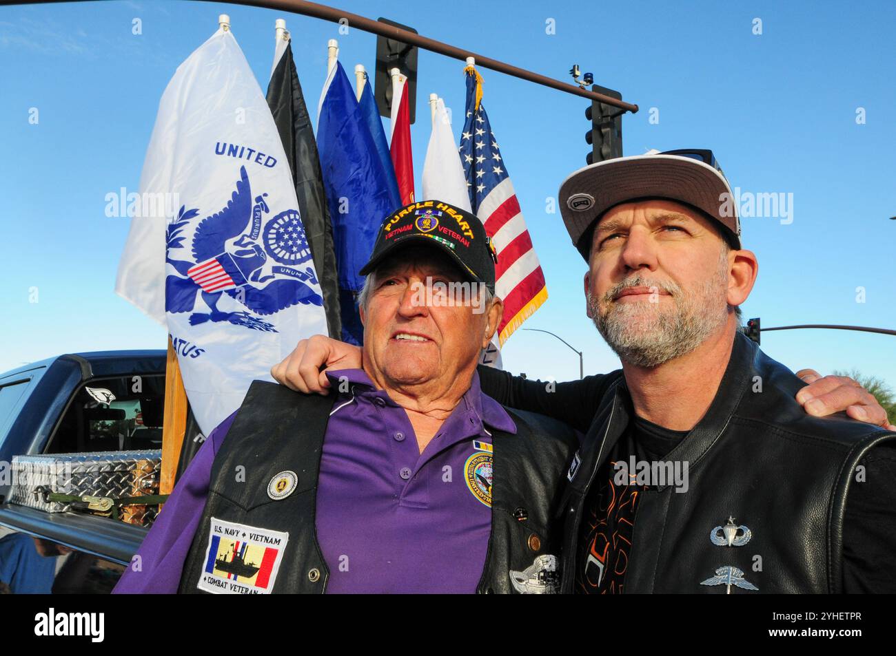 Apache Junction, Arizona, USA. November 2024. Veteranen aus allen Zweigen der US-Streitkräfte wurden geehrt, als Hunderte sich für die diesjährige Veterans Day-Parade versammelten. Bei der jährlichen Veranstaltung wurden Militärveteranen, aktive Einheiten, JROTC-Studenten, Ersthelfer und lokale Bürgerorganisationen vorgestellt. Quelle: ZUMA Press, Inc./Alamy Live News Stockfoto