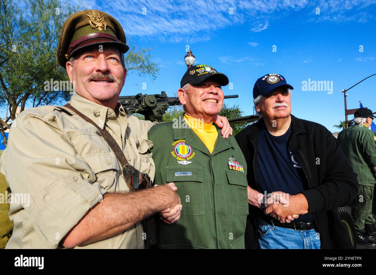 Apache Junction, Arizona, USA. November 2024. Veteranen aus allen Zweigen der US-Streitkräfte wurden geehrt, als Hunderte sich für die diesjährige Veterans Day-Parade versammelten. Bei der jährlichen Veranstaltung wurden Militärveteranen, aktive Einheiten, JROTC-Studenten, Ersthelfer und lokale Bürgerorganisationen vorgestellt. Quelle: ZUMA Press, Inc./Alamy Live News Stockfoto