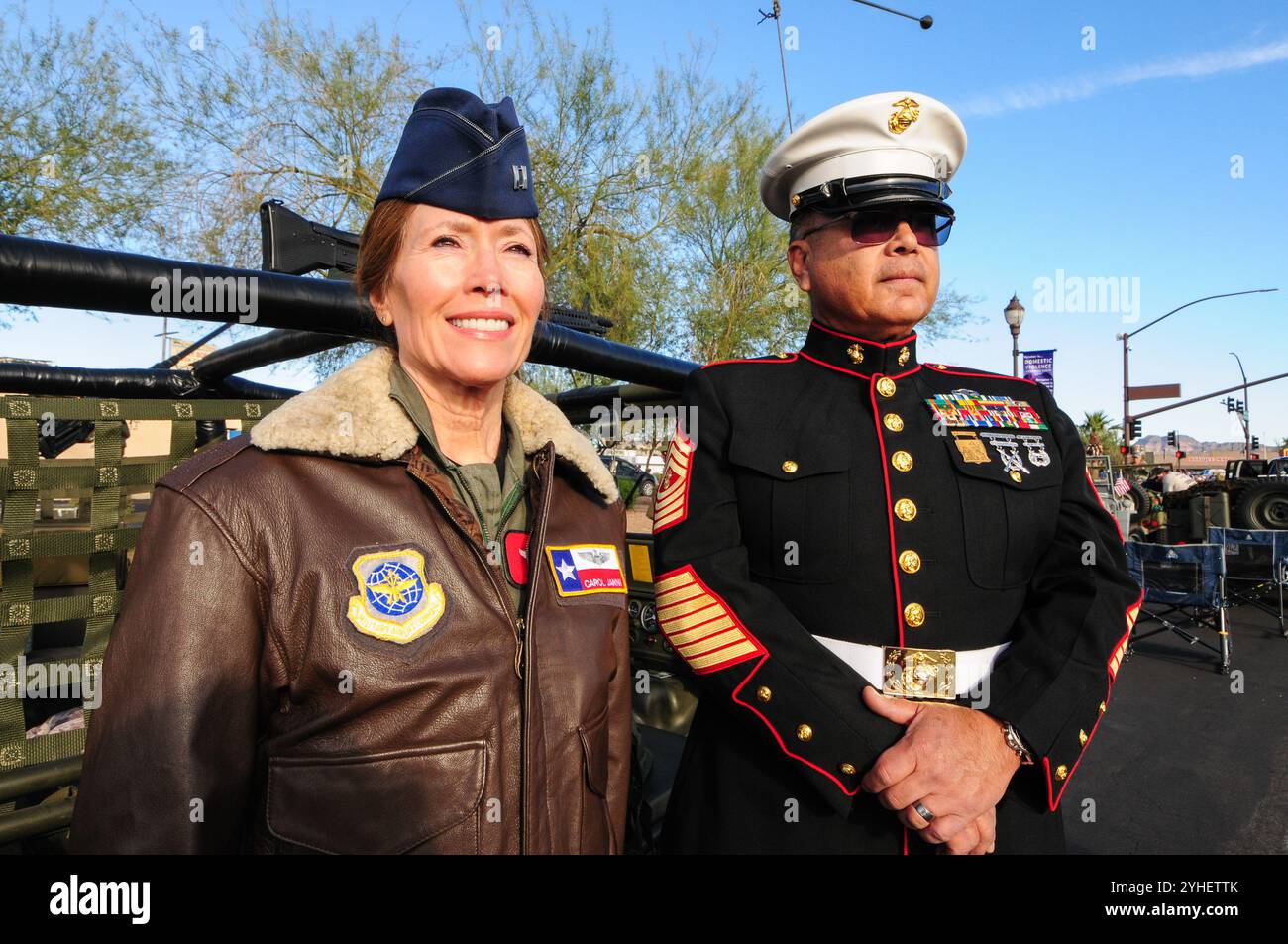 Apache Junction, Arizona, USA. November 2024. Veteranen aus allen Zweigen der US-Streitkräfte wurden geehrt, als Hunderte sich für die diesjährige Veterans Day-Parade versammelten. Bei der jährlichen Veranstaltung wurden Militärveteranen, aktive Einheiten, JROTC-Studenten, Ersthelfer und lokale Bürgerorganisationen vorgestellt. Quelle: ZUMA Press, Inc./Alamy Live News Stockfoto