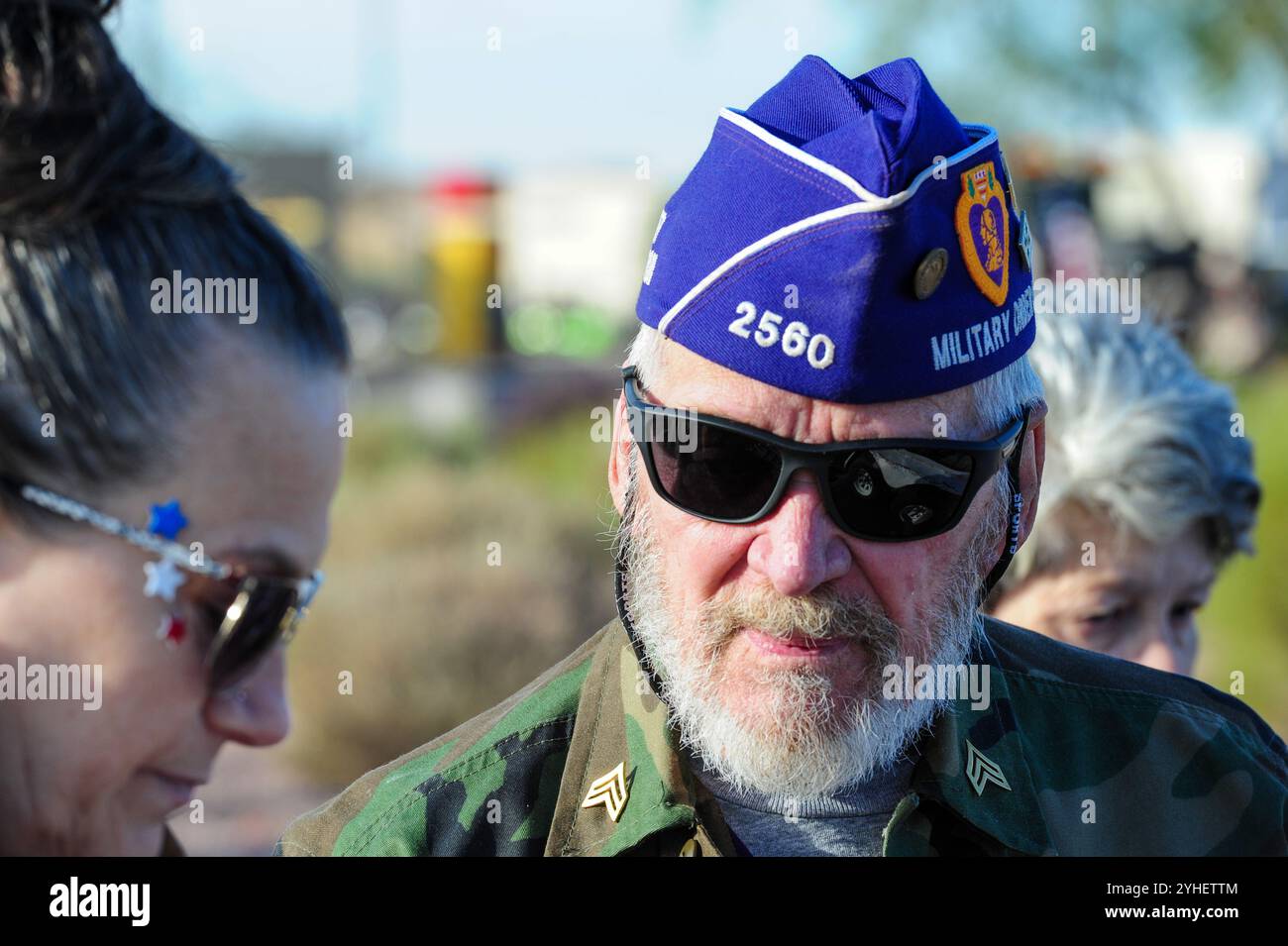 Apache Junction, Arizona, USA. November 2024. Veteranen aus allen Zweigen der US-Streitkräfte wurden geehrt, als Hunderte sich für die diesjährige Veterans Day-Parade versammelten. Bei der jährlichen Veranstaltung wurden Militärveteranen, aktive Einheiten, JROTC-Studenten, Ersthelfer und lokale Bürgerorganisationen vorgestellt. Quelle: ZUMA Press, Inc./Alamy Live News Stockfoto