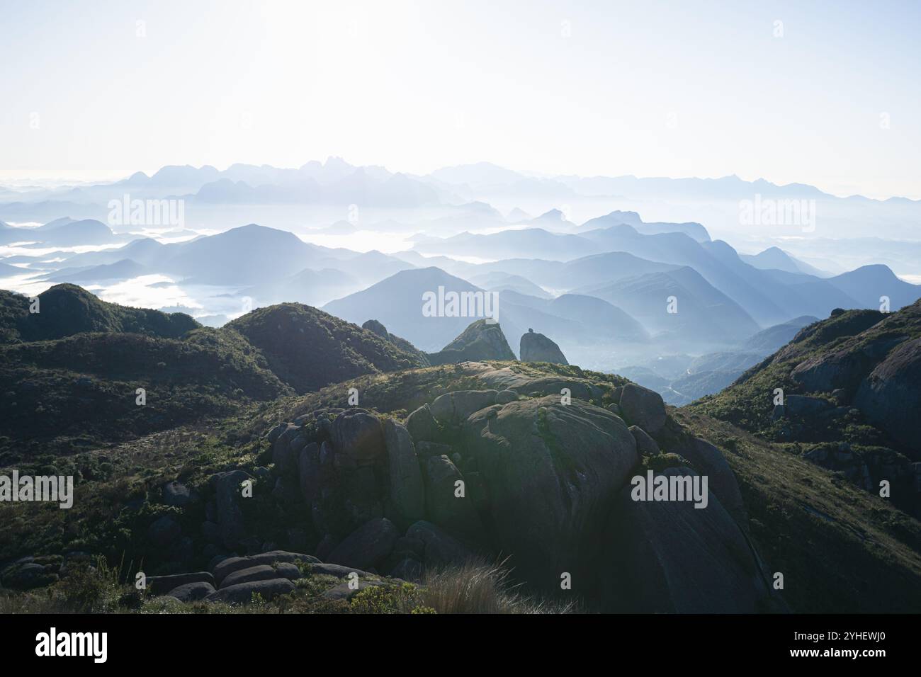 Berge mit Wolken des Nationalparks Serra dos Órgãos in Rio de Janeiro Brasilien Stockfoto