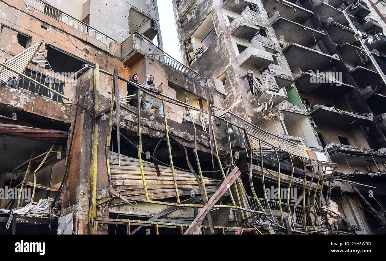 Beirut, Libanon. November 2024. Libanesen durchsuchen ihre zerstörten Häuser aufgrund israelischer Bombardierungen, um einige Habseligkeiten aus den Trümmern zu retten, nachdem sie wochenlang israelische Luftangriffe im Süden von Beirut im Libanon hatten, am Montag, den 11. November 2024, während des anhaltenden Krieges zwischen Israel und der Hisbollah. Foto: Fadel Itani/UPI Credit: UPI/Alamy Live News Stockfoto