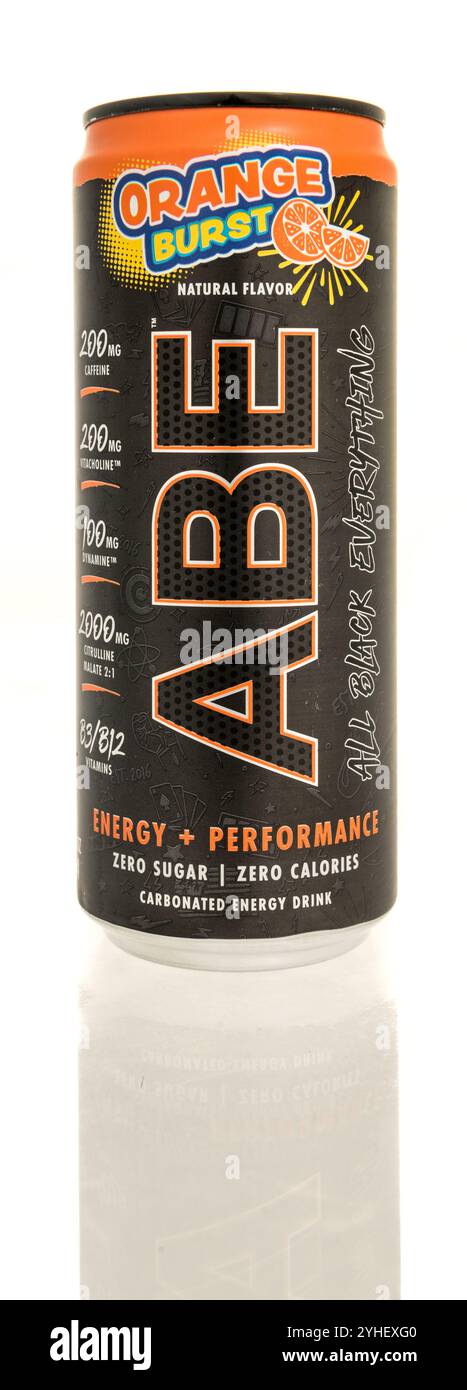 Winneconne, WI - 10. November 2024: Eine Dose Abe kohlensäurehaltiges Energy Drink Null Zucker auf isoliertem Hintergrund. Stockfoto