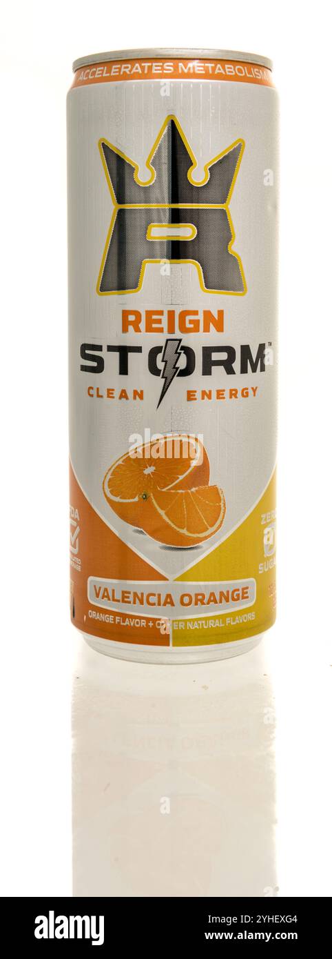 Winneconne, WI - 10. November 2024: A Dose of Reign Storm Clean Energy Drink Zero Sugar auf isoliertem Hintergrund. Stockfoto
