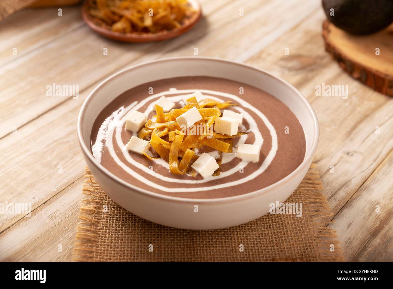 Cremige Bohnensuppe. In Mexiko bekannt als Crema de Frijoles, ein sehr einfaches und nahrhaftes hausgemachtes Rezept, das häufig mit Käse, Sahne und Avoc begleitet wird Stockfoto