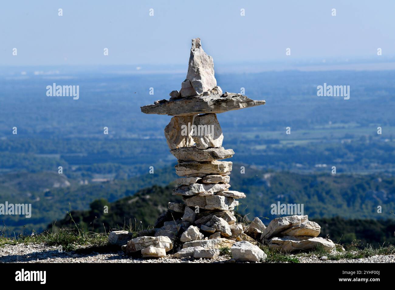 Von Wanderern gestapelte Steine auf den Wanderwegen des Alpilles Regional Natural Park in der Nähe von St. Remy Provence, Frankreich Stockfoto