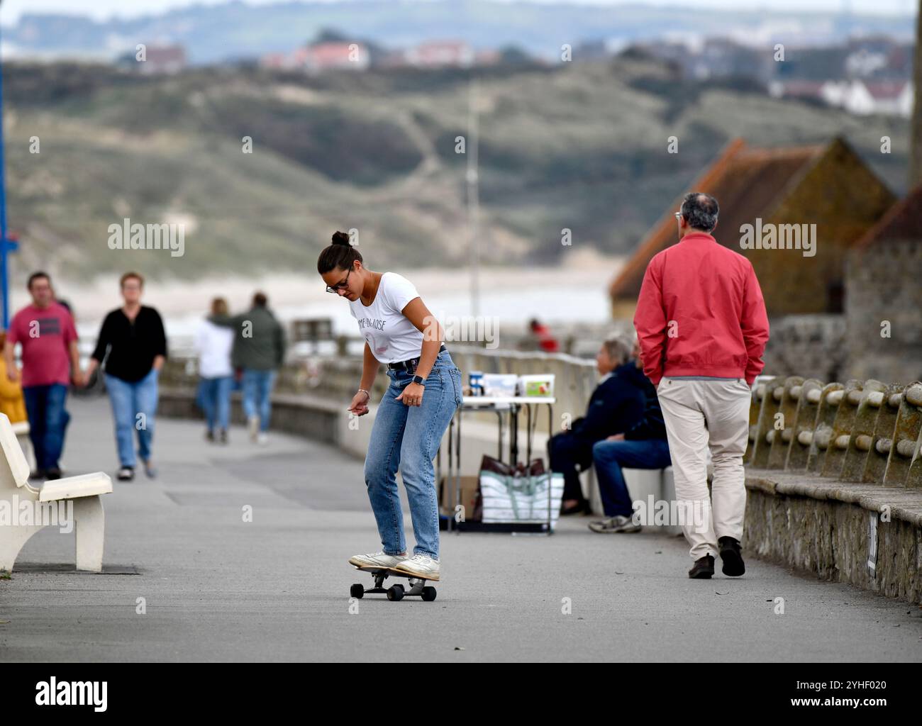 Frau Skate Board auf der Promenade in Ambleteuse, Côte d'Opale, Nordfrankreich. Stockfoto