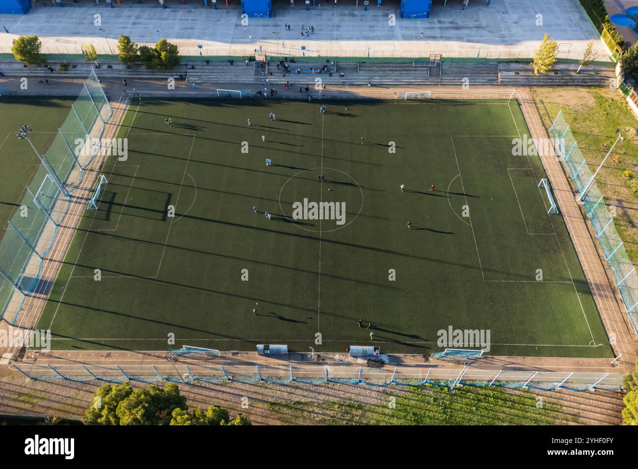 Luftaufnahme des Amateur-Fußballspiels bei Sonnenuntergang Stockfoto