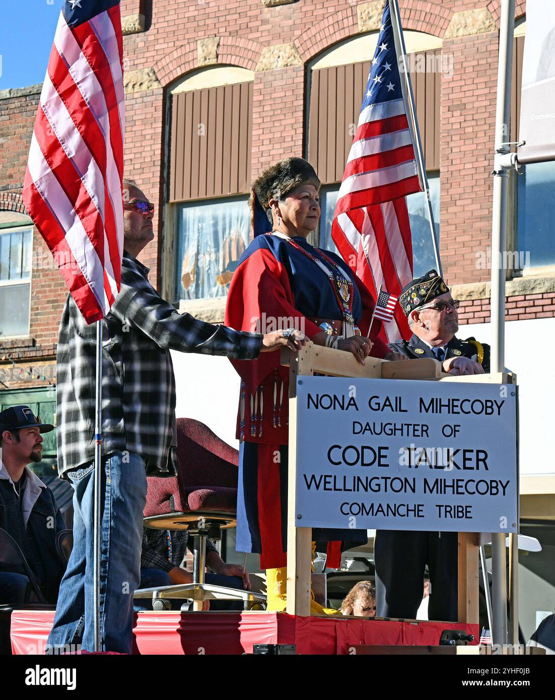 EMPORIA, KANSAS USA - 11. NOVEMBER 2024Nona Gail Mihecoby von Lawton Oklahoma Tochter des Comanche Code Talkers aus dem Zweiten Weltkrieg Wellington Mihecoby ist Ehrengast bei der heutigen Veterans Day Parade EMPORIA, KANSAS USA - 11. NOVEMBER 2024 Credit: Mark Reinstein/MediaPunch Credit: MediaPunch Inc/Alamy Live News Stockfoto