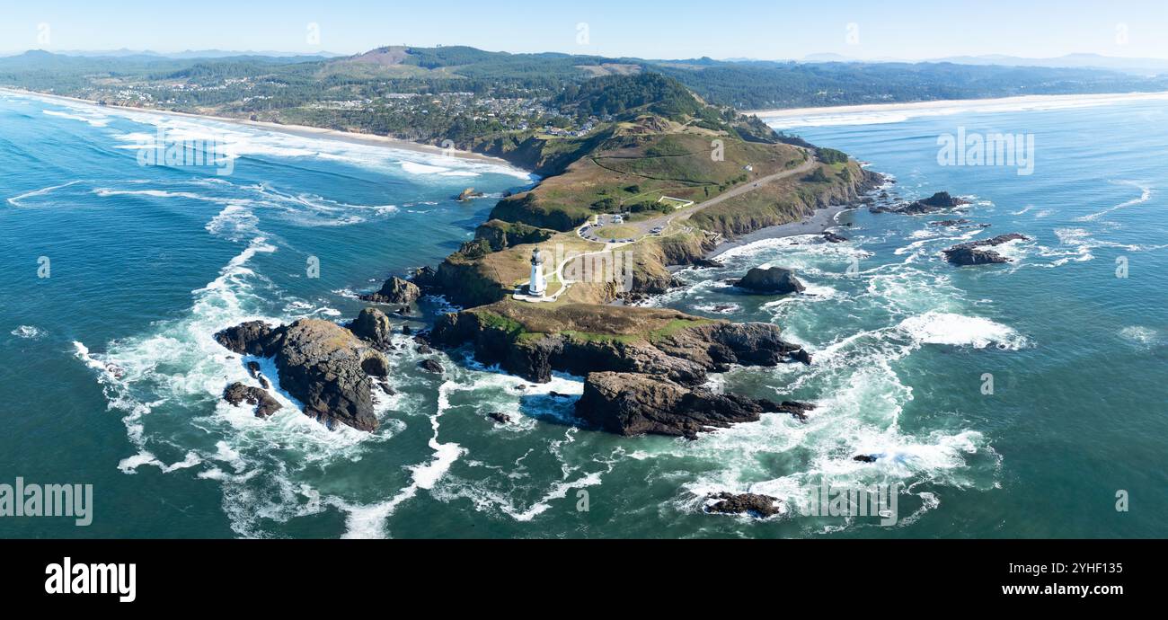 Das Yaquina Head Lighthouse liegt an der malerischen und zerklüfteten Küste von Newport, Oregon. Dieser wunderschöne 93 Meter hohe Leuchtturm wurde 1872 erbaut. Stockfoto