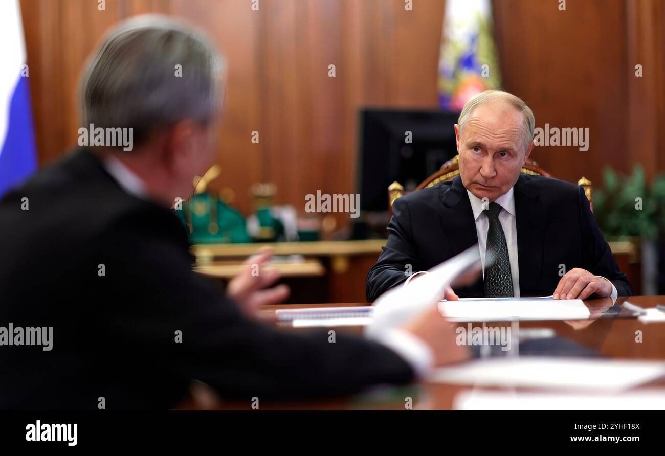 Moskau, Russland. November 2024. Der russische Präsident Wladimir Putin, rechts, hört dem Vorsitzenden der nordossetischen Alania Sergej Menyailo, links, während eines Einzeltreffens im Kreml am 11. November 2024 in Moskau, Russland. Quelle: Vyacheslav Prokofyev/Kreml Pool/Alamy Live News Stockfoto