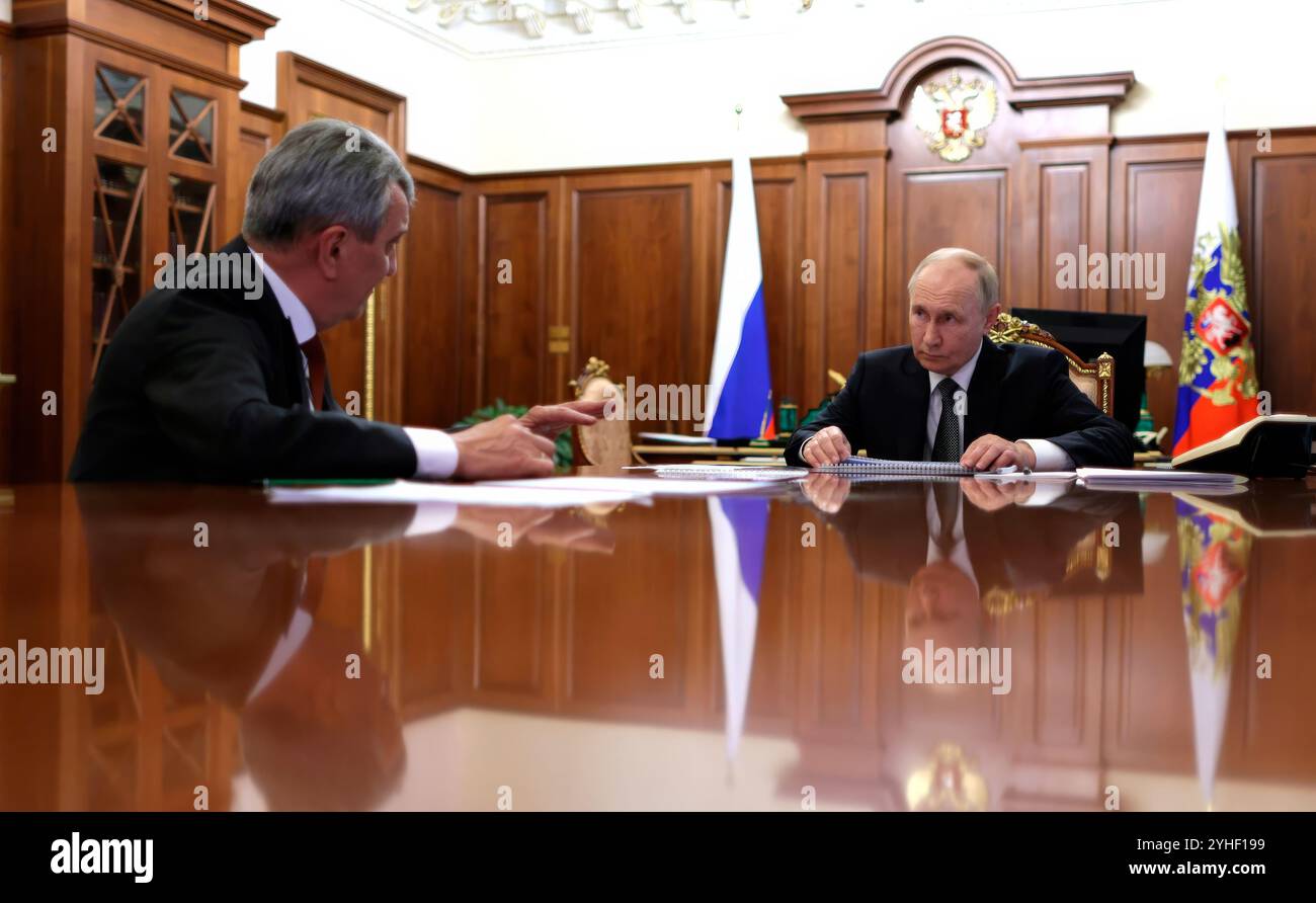 Moskau, Russland. November 2024. Der russische Präsident Wladimir Putin, rechts, hört dem Vorsitzenden der nordossetischen Alania Sergej Menyailo, links, während eines Einzeltreffens im Kreml am 11. November 2024 in Moskau, Russland. Quelle: Vyacheslav Prokofyev/Kreml Pool/Alamy Live News Stockfoto