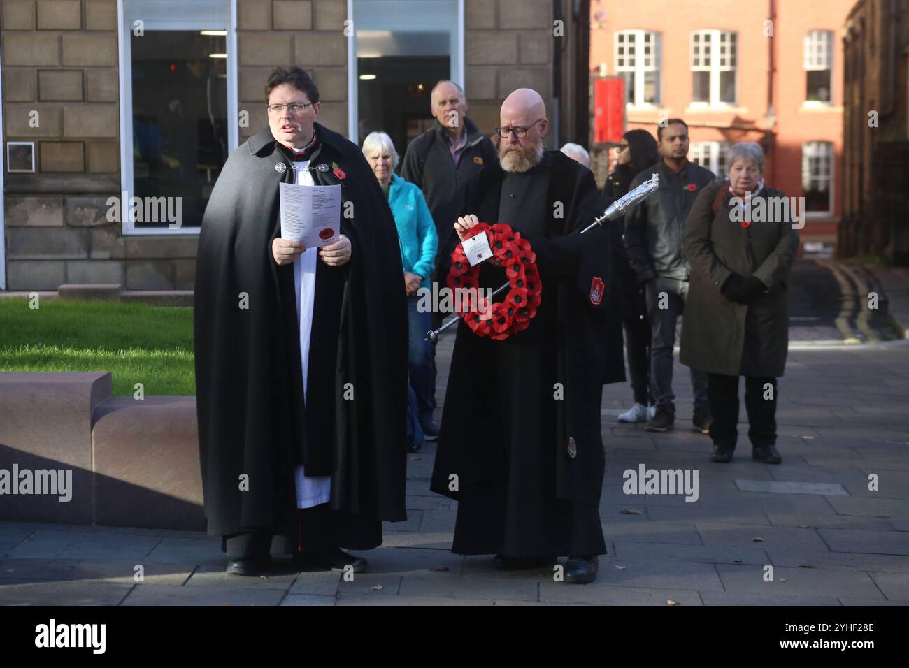 Tag des Waffenstillstands, Kathedrale von Newcastle, St. Nicholas Square, Menschen versammeln sich zum Jahrestag des Waffenstillstands mit dem Reverend Canon Lee Batson, dem Dekan von Newcastle, der einen kurzen Akt des Gedenkens anführte, gefolgt von der Mohnlegung, Newcastle upon Tyne, Großbritannien, 11. November 2024, Quelle: DEW/Alamy Live News Stockfoto