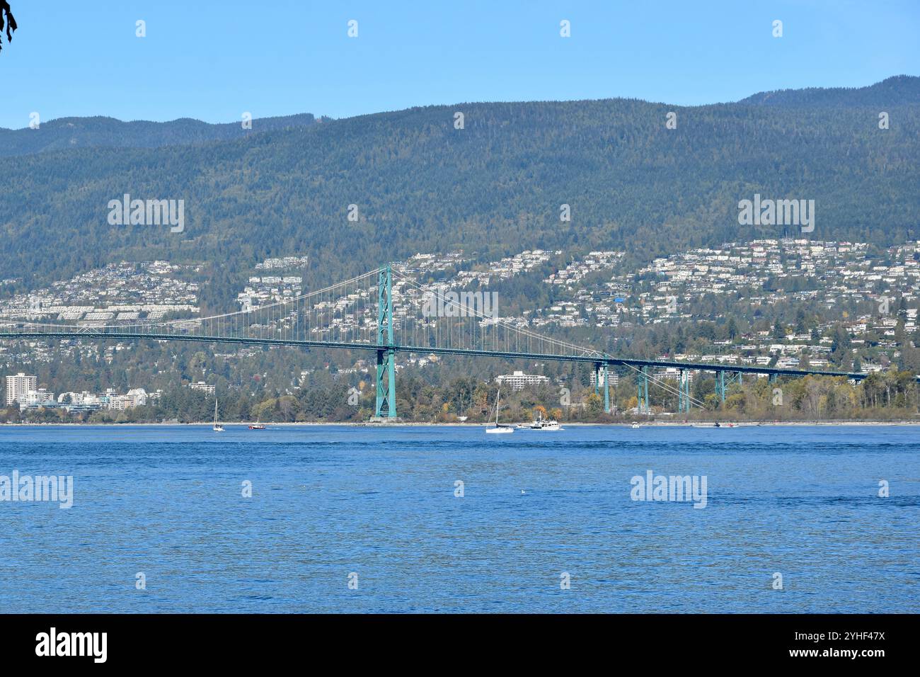 Blick auf Vancouvers berühmten Stanley Park mit Ikonen wie der Skyline von Vancouver, Totem Poles, Pferdeführungen, Leuchttürmen und mehr Stockfoto