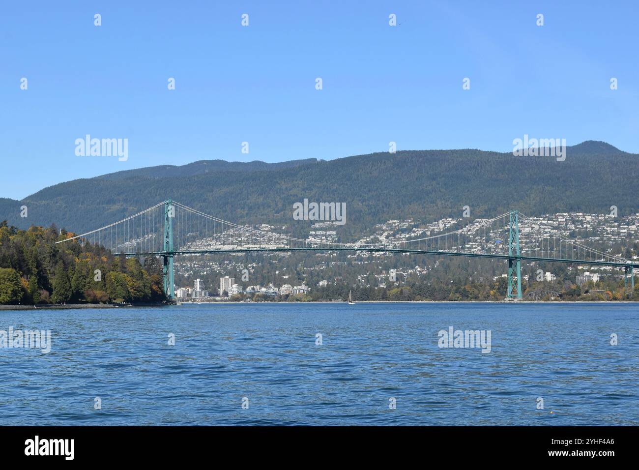 Blick auf Vancouvers berühmten Stanley Park mit Ikonen wie der Skyline von Vancouver, Totem Poles, Pferdeführungen, Leuchttürmen und mehr Stockfoto