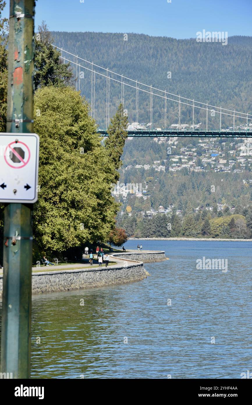 Blick auf Vancouvers berühmten Stanley Park mit Ikonen wie der Skyline von Vancouver, Totem Poles, Pferdeführungen, Leuchttürmen und mehr Stockfoto