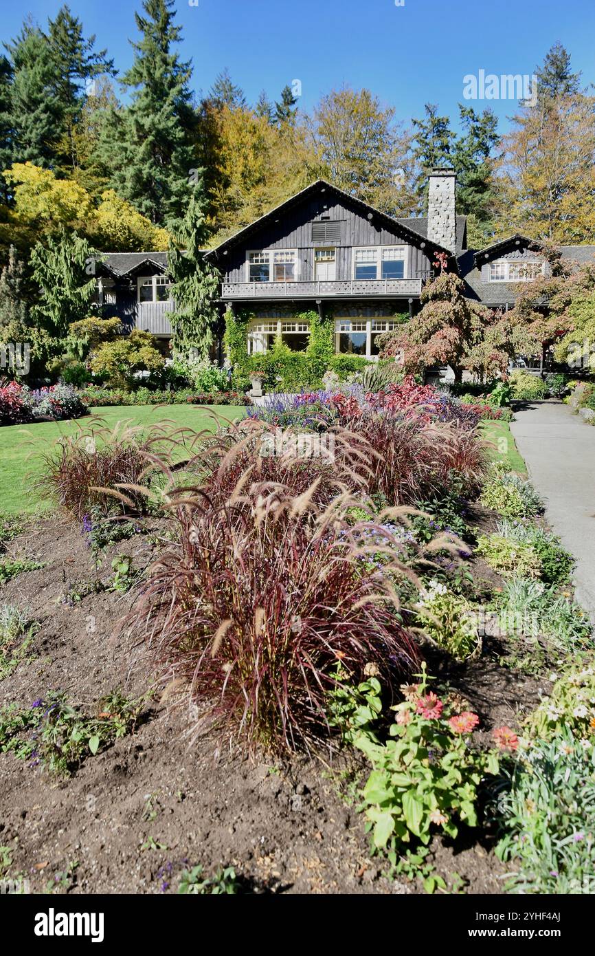 Blick auf Vancouvers berühmten Stanley Park mit Ikonen wie der Skyline von Vancouver, Totem Poles, Pferdeführungen, Leuchttürmen und mehr Stockfoto