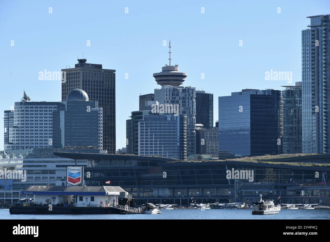 Blick auf Vancouvers berühmten Stanley Park mit Ikonen wie der Skyline von Vancouver, Totem Poles, Pferdeführungen, Leuchttürmen und mehr Stockfoto