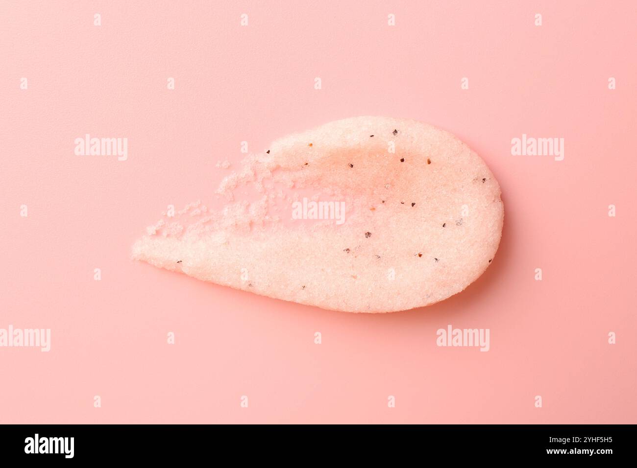 Abstriche von Körperpeeling auf hellrosa Hintergrund, Draufsicht Stockfoto