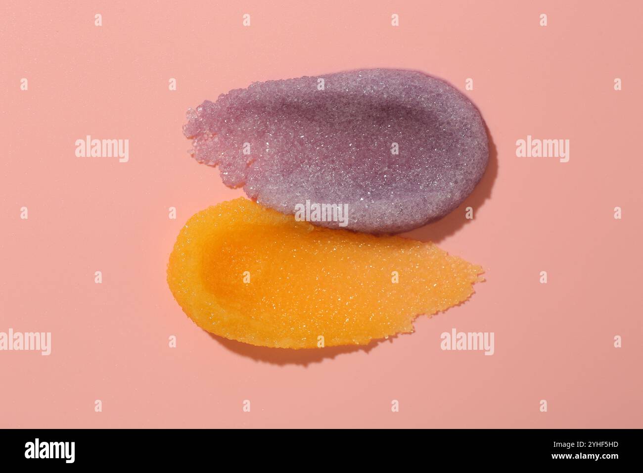 Abstriche von Körperpeelungen auf hellrosa Hintergrund, Draufsicht Stockfoto