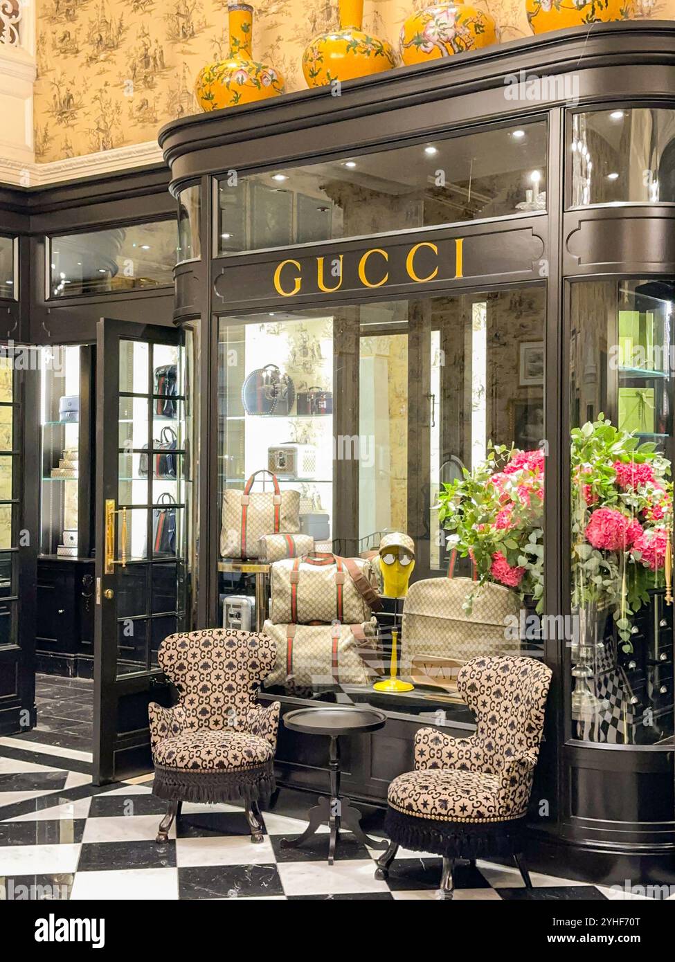 London, England, Großbritannien - 24. August 2023: Ladenfront einer Filiale von Gucci - Smartphone-aufgenommenes Stockfoto