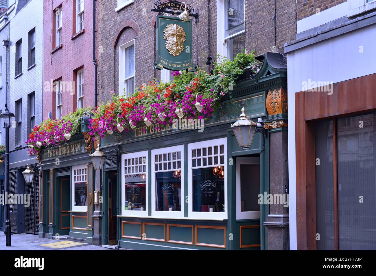 Äußere des traditionellen Londoner Pubs mit hängenden Blumenkörben Stockfoto