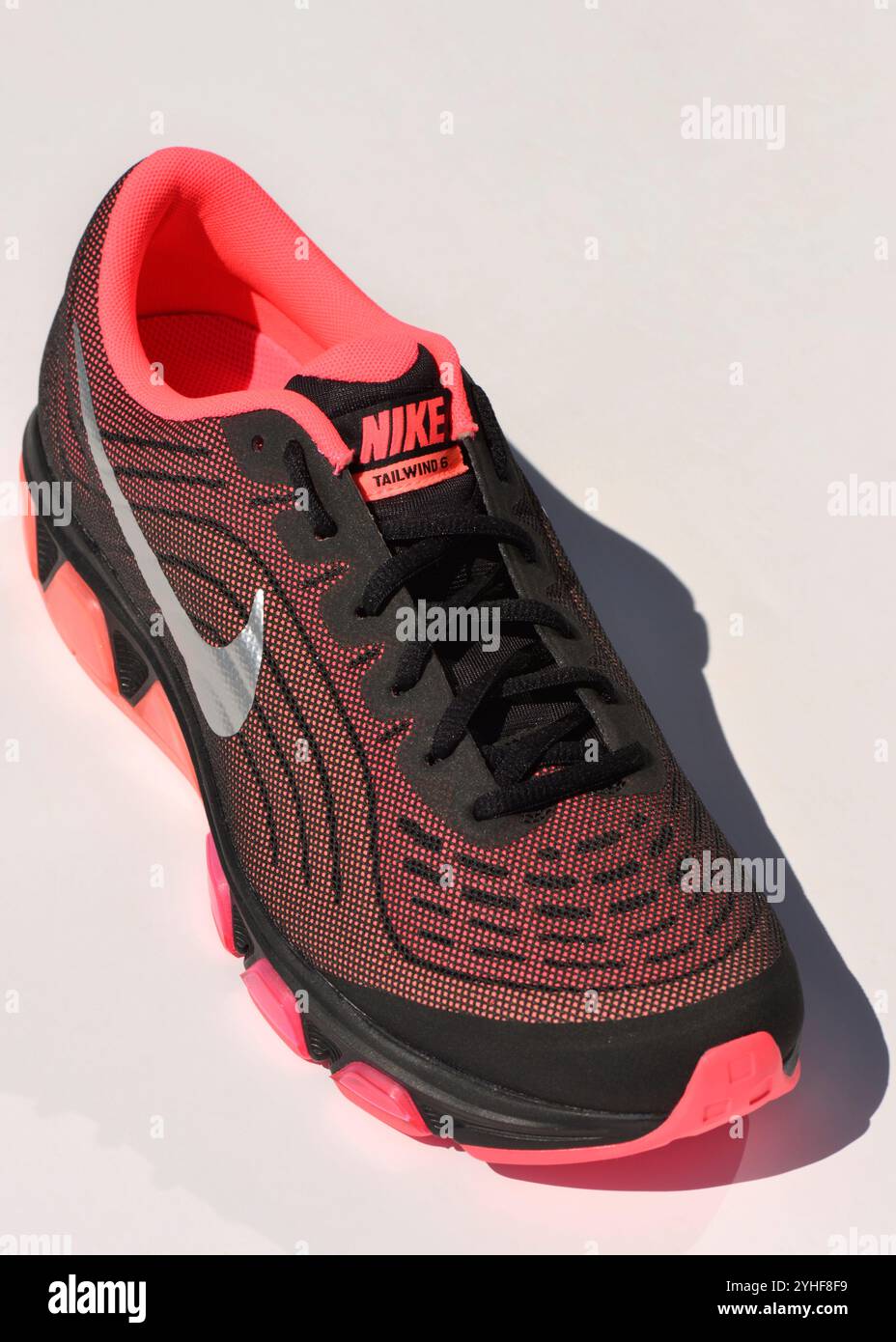 Nike Air Max, Nike Tailwind 6, pinke Nike Sportschuhe, Nike Einzeltrainer, Herrenbekleidung, Schuhe, Sportschuh für Herren, Sportschuhe für Herren, Nike Air Max, auf weiß Stockfoto