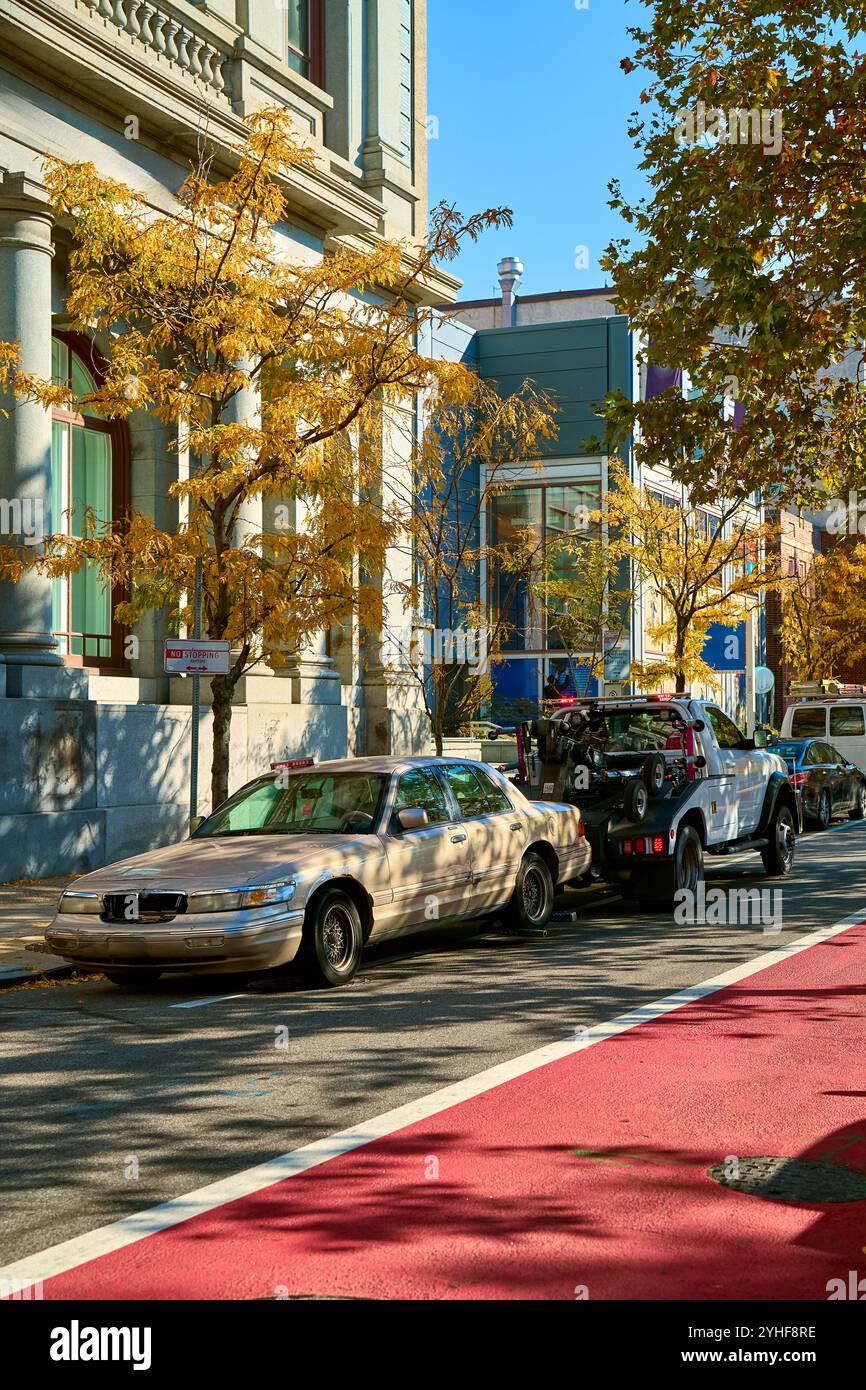 Ein Abschleppwagen bringt das Auto von der Straße Stockfoto