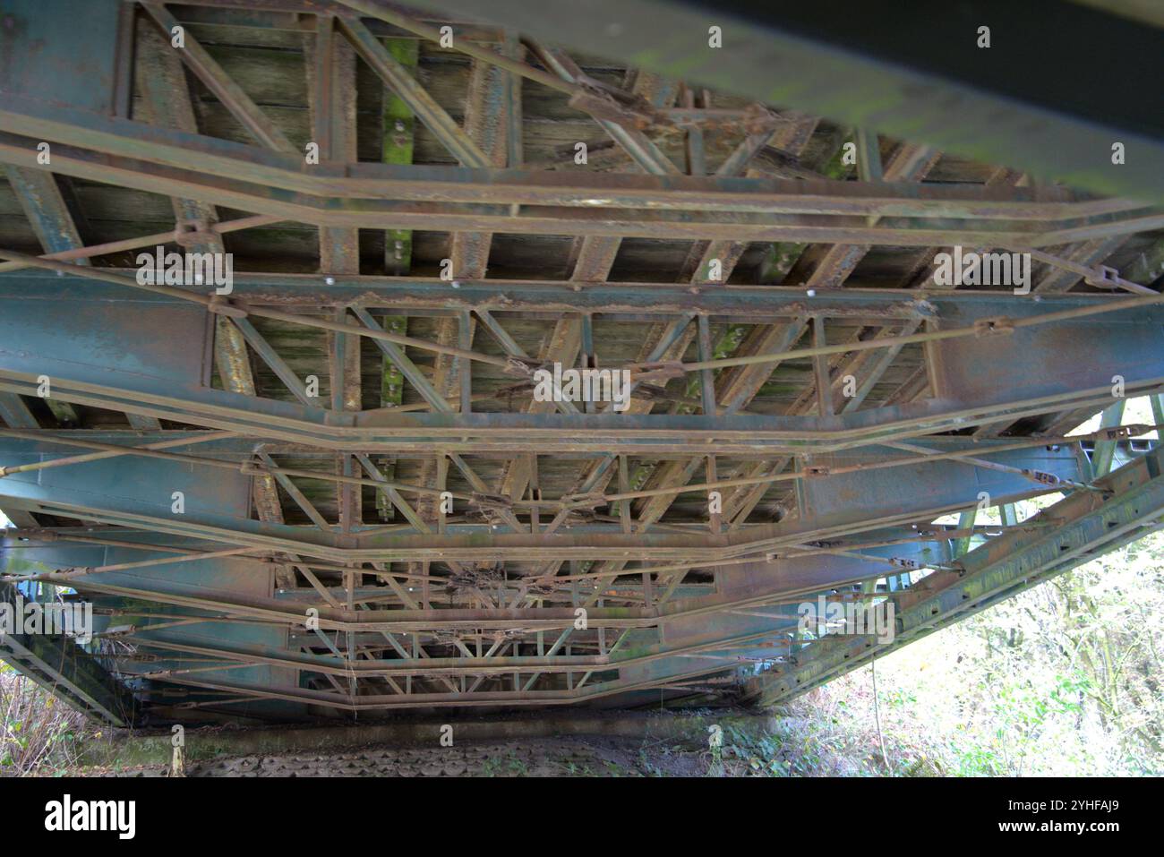 Stahlriesen-Kern: Unterbau einer verrosteten Industriebrücke Stockfoto