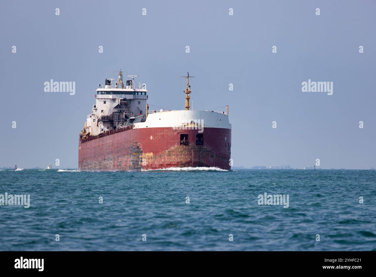 Ein Frachter der Great Lakes überquert einen See. Stockfoto