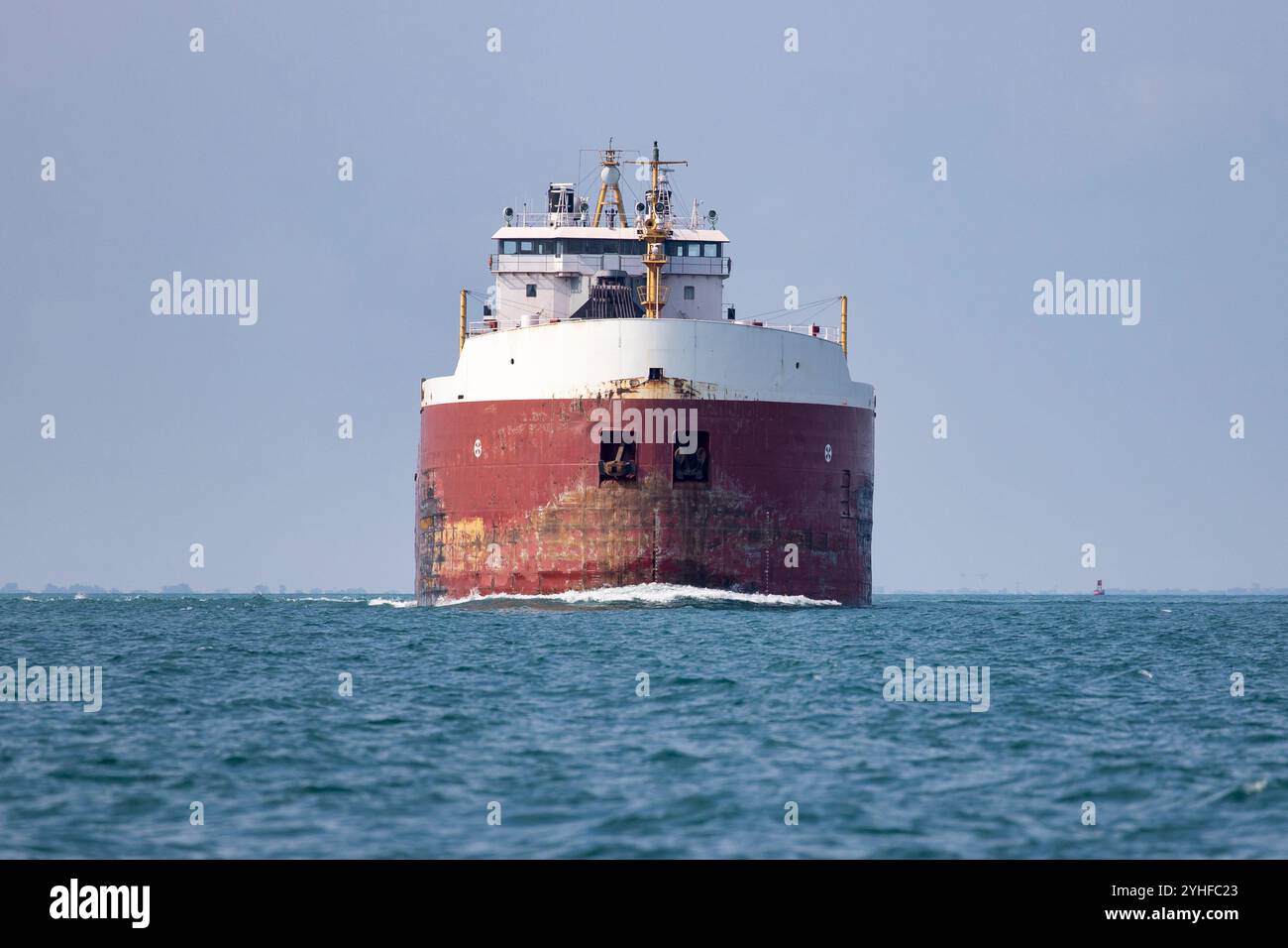 Frachtschiff nähert sich direkt an. Stockfoto