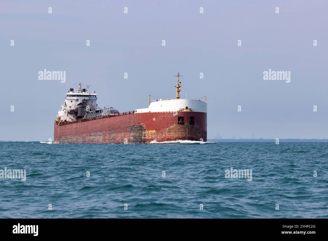 Frachtschiff, das auf den offenen Gewässern des Lake St. Clair fährt. Stockfoto