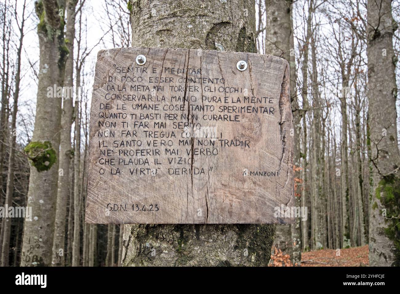 Verse der Ode „im Tod von Carlo Imbonati“ von A. Manzoni, Penna Mount, Foreste Casentinesi Monte Falterona e Campigna Nat. Park, Toskana, It Stockfoto