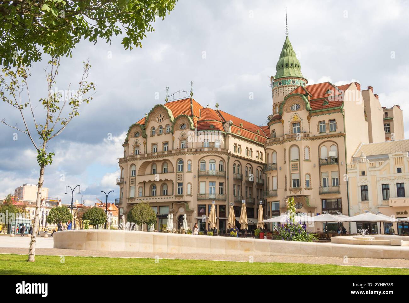 Oradea, Rumänien - 07. Oktober 2024: Vulturul Negru Sezessionspalast, oder Schwarzer Adler Palast, mit Terrassen, Jugendstilgebäude am Einheitsplatz (PIAT Stockfoto