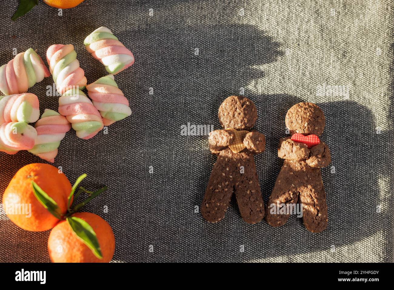 Hausgemachte Weihnachtskuchenmänner, die ein Herz halten und auf dem Tisch liegen Stockfoto