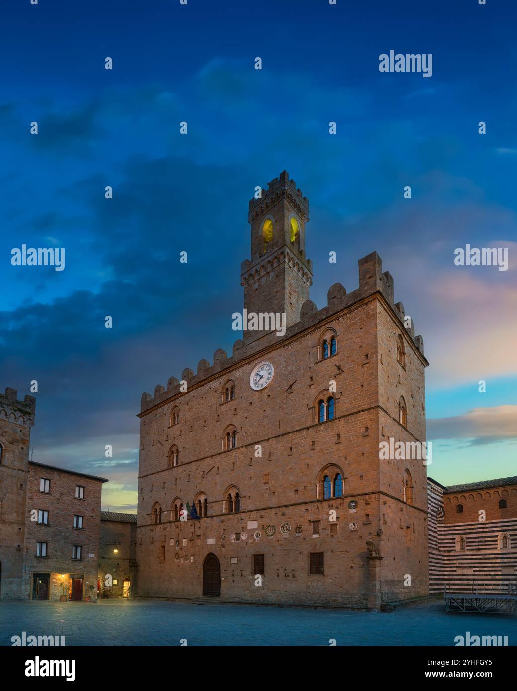 Zentraler Platz in Volterra und mittelalterlicher Palast Palazzo Dei priori bei Sonnenuntergang. Provinz Pisa, Toskana, Italien, Europa Stockfoto