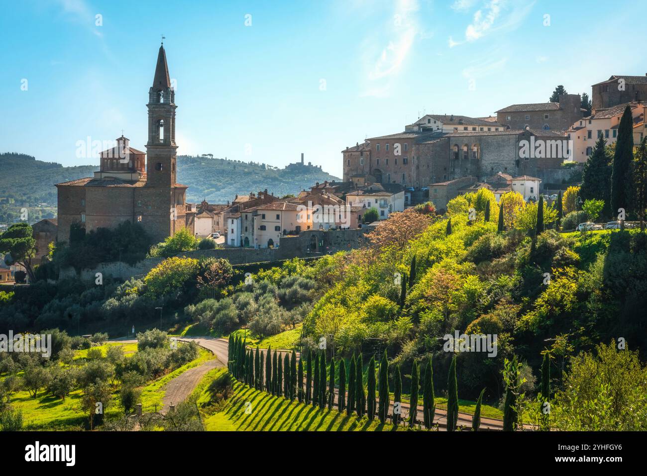 Historische Stadt Castiglion Fiorentino und die Kirche Collegiata di San Giuliano. Schloss Montecchio im Hintergrund. Provinz Arezzo, Tuscany reg Stockfoto