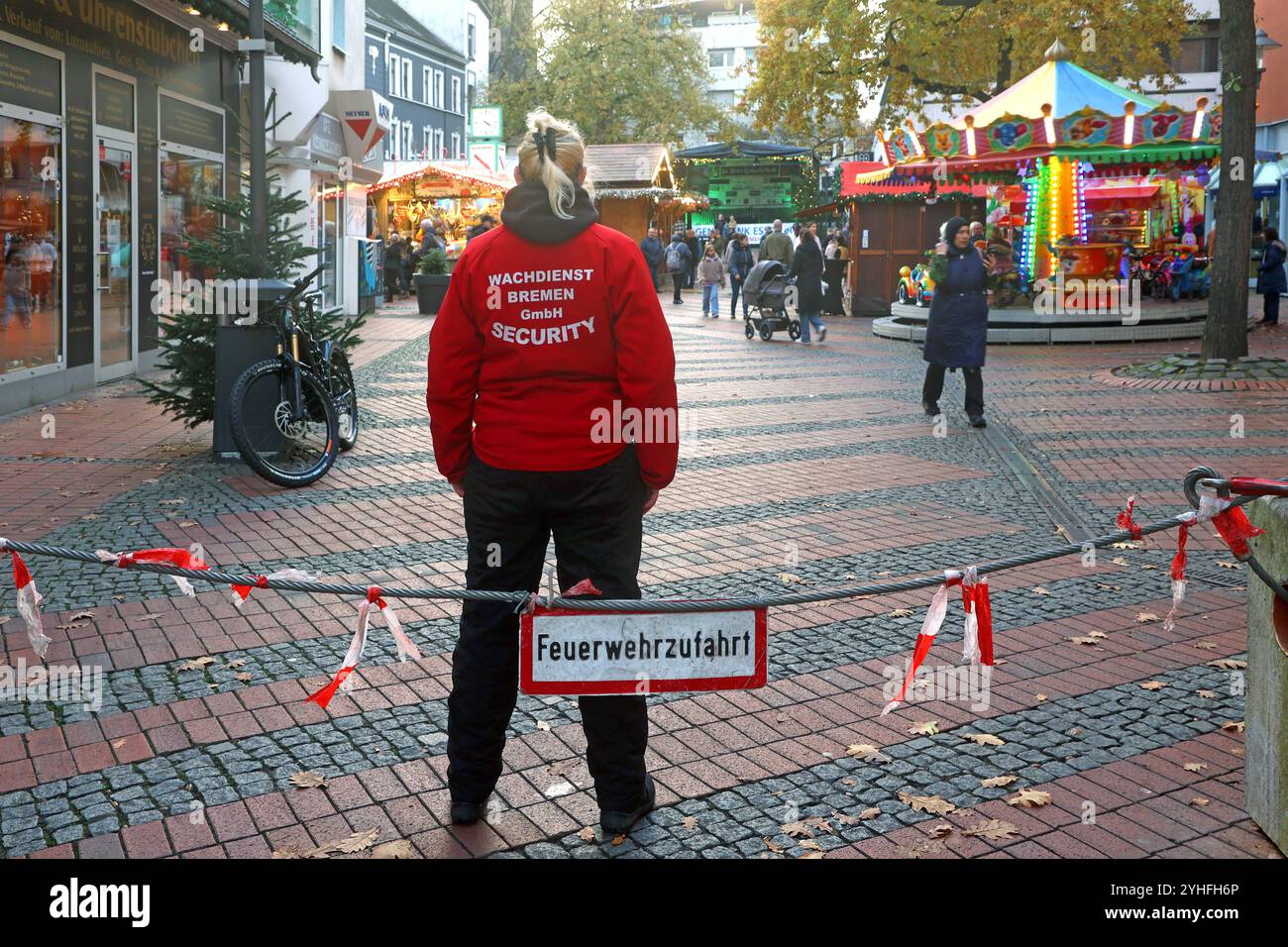 Schutz von Weihnachtsmärkten der Weihnachtsmarkt im Essener Ortsteil Steele mit Sicherheitsdienst gegen Attentäter und Messerangriffe Essen Nordrhein-Westfalen Deutschland Steele *** Schutz von Weihnachtsmärkten Weihnachtsmarkt im Essener Stadtteil Steele mit Sicherheitsdienst gegen Attentäter und Messerangriffe Essen Nordrhein-Westfalen Deutschland Steele Stockfoto