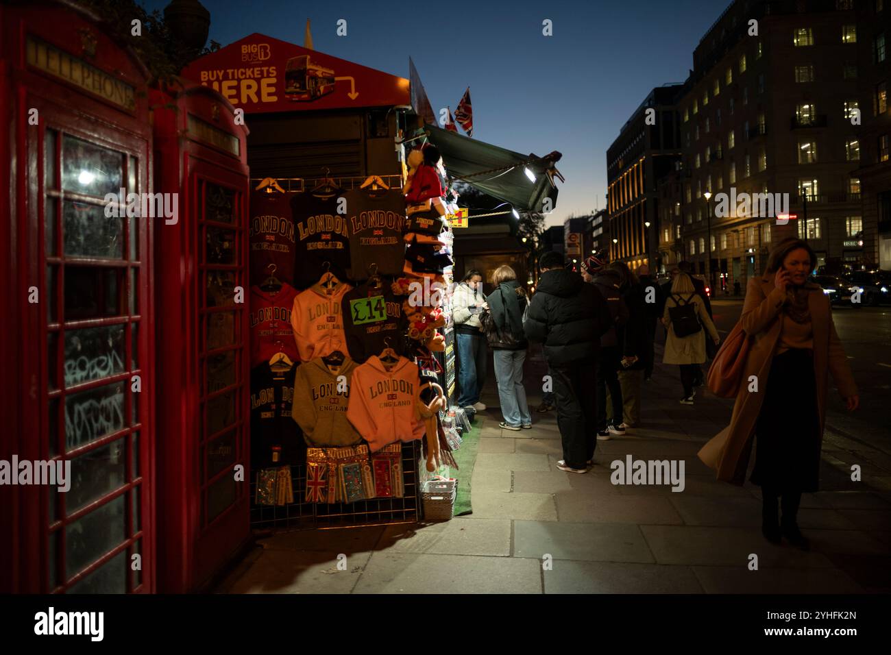 Alltagsleben an einem Wochentag, während die Menschen ihr Leben entlang Piccadilly verfolgen, während die Sonne an einem Winter am späten Nachmittag des 2024. November untergeht, London, Großbritannien Stockfoto