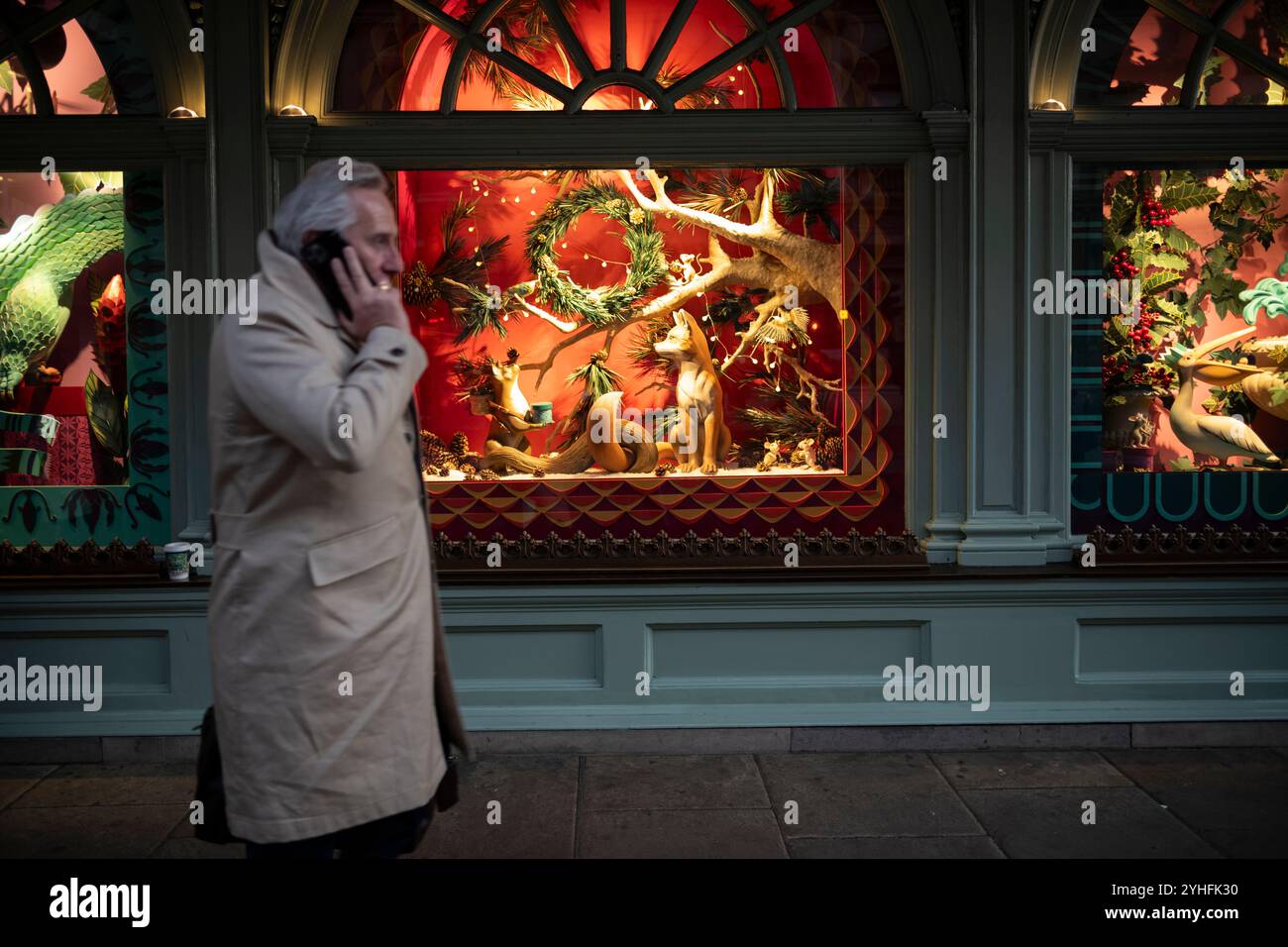 Touristen versammeln sich um das Fortnum & Mason Christmas 2024 Schaufenster, das sich auf Piccadilly, Mayfair, im Herzen von London, England, Großbritannien befindet Stockfoto Touristen versammeln sich um das Fortnum & Mason Christmas 2024 Schaufenster, das sich auf Piccadilly, Mayfair, im Herzen von London, England, Großbritannien befindet Stockfoto