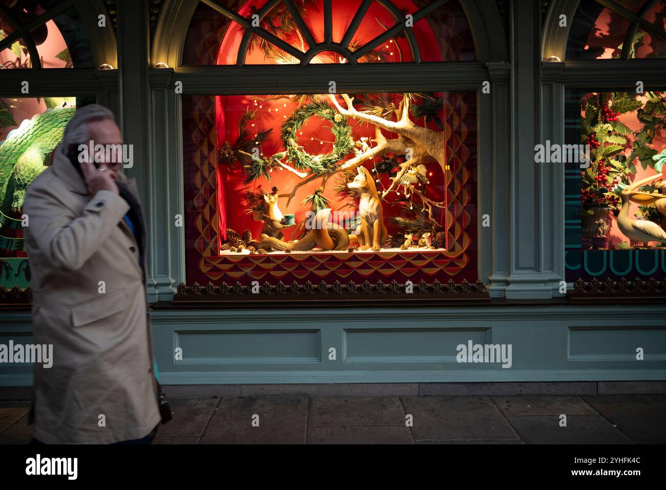 Touristen versammeln sich um das Fortnum & Mason Christmas 2024 Schaufenster, das sich auf Piccadilly, Mayfair, im Herzen von London, England, Großbritannien befindet Stockfoto Touristen versammeln sich um das Fortnum & Mason Christmas 2024 Schaufenster, das sich auf Piccadilly, Mayfair, im Herzen von London, England, Großbritannien befindet Stockfoto