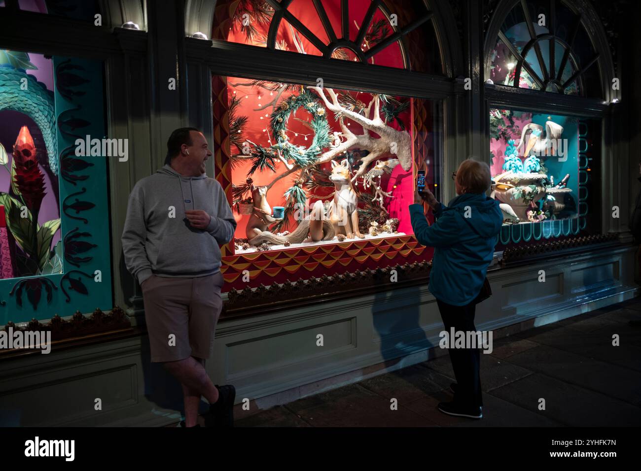 Touristen versammeln sich um das Fortnum & Mason Christmas 2024 Schaufenster, das sich auf Piccadilly, Mayfair, im Herzen von London, England, Großbritannien befindet Stockfoto Touristen versammeln sich um das Fortnum & Mason Christmas 2024 Schaufenster, das sich auf Piccadilly, Mayfair, im Herzen von London, England, Großbritannien befindet Stockfoto