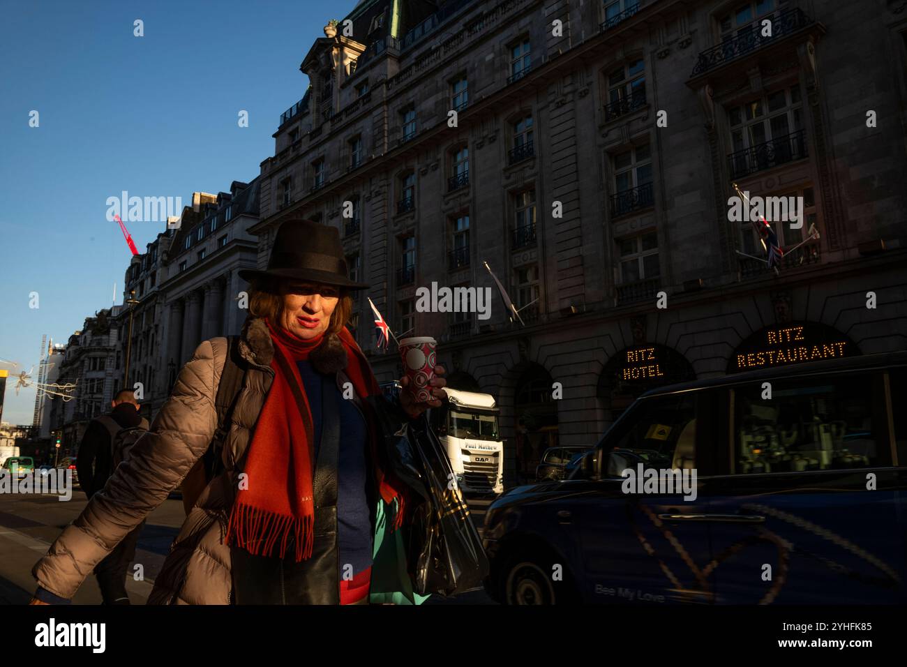 Alltagsleben an einem Wochentag, während die Menschen ihr Leben entlang Piccadilly verfolgen, während die Sonne an einem Winter am späten Nachmittag des 2024. November untergeht, London, Großbritannien Stockfoto