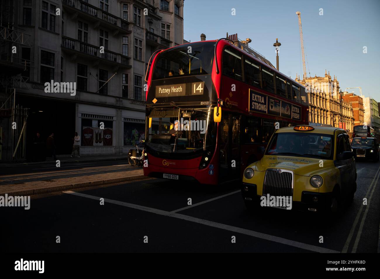 Alltagsleben an einem Wochentag, während die Menschen ihr Leben entlang Piccadilly verfolgen, während die Sonne an einem Winter am späten Nachmittag des 2024. November untergeht, London, Großbritannien Stockfoto