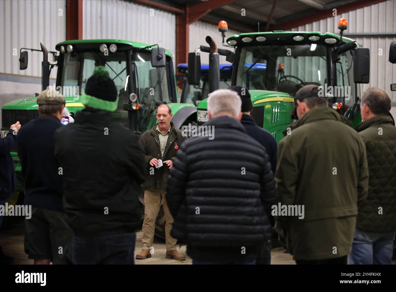 März, England, Großbritannien. November 2024. TIM TAYLOR spricht an 20 Fönlandwirte in einem Traktorschuppen auf der Riverside Farm, wo TAYLOR über die Zusammenarbeit mit anderen Bauern beim Protest in London am 9. November spricht. Der Farmer TIM TAYLOR hat eine Kampagne für Bauern gegründet, die mit der zahnlosen National Farmers Union konkurrieren soll. Seine Gruppe zielt darauf ab, die Landbevölkerung zusammenzubringen und ihre Lebensweise zu bewahren. Sie sprechen von extremen Maßnahmen wie der Blockierung von Straßen und Häfen und der Verweigerung von Waren an Supermärkte, nachdem die Labour Party beschlossen hat, die Erbschaftsteuer auf landwirtschaftliche Betriebe i zu ändern Stockfoto